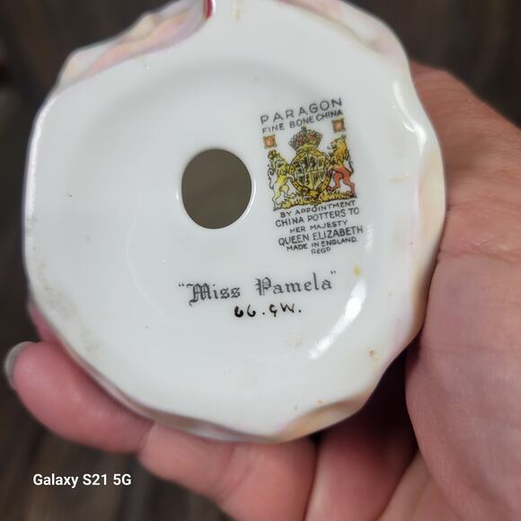 Vintage Paragon Figurine Miss Pamela, Bone China England - Picture 7 of 7